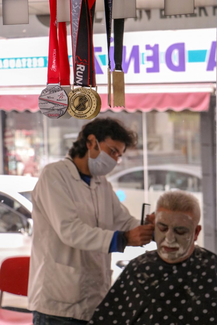 Doktor tavsiyesiyle koşmaya başlayan berber, 3 yıldır maratona katılıyor