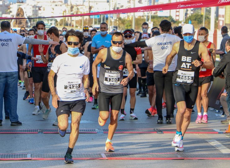 Doktor tavsiyesiyle koşmaya başlayan berber, 3 yıldır maratona katılıyor