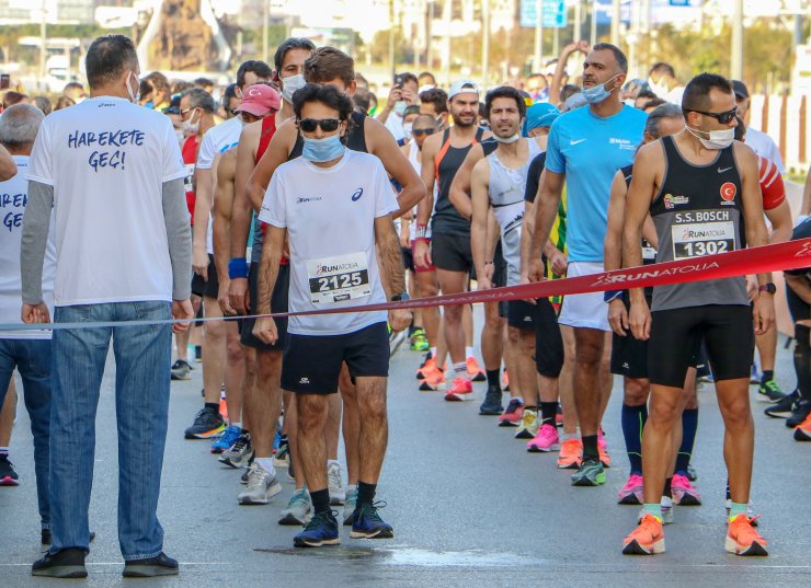 Doktor tavsiyesiyle koşmaya başlayan berber, 3 yıldır maratona katılıyor