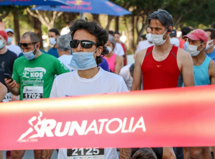 Doktor tavsiyesiyle koşmaya başlayan berber, 3 yıldır maratona katılıyor