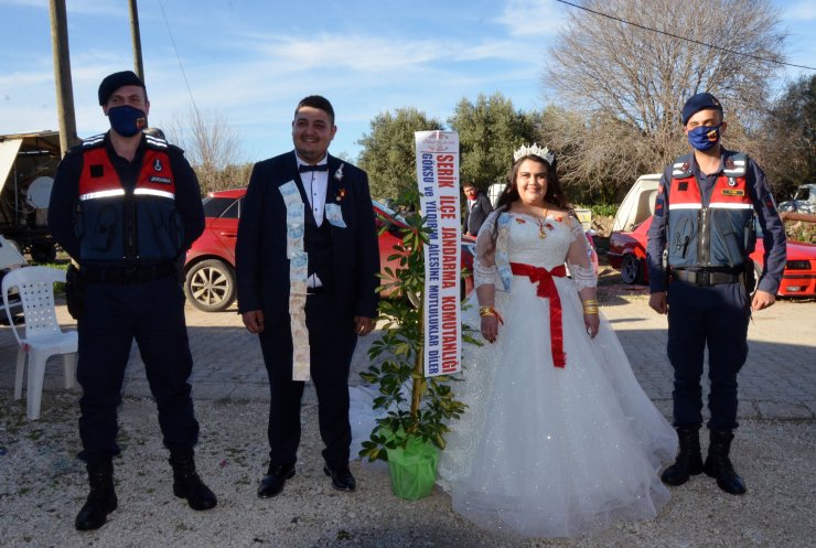 Driftli evlilik teklifinde ceza yiyen çift, düğünlerini yaptı, jandarma çiçek hediye etti