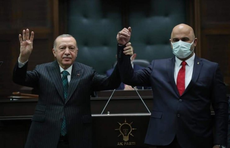 Erdoğan'ın AK Parti rozetini taktığı belediye başkanına coşkulu karşılama