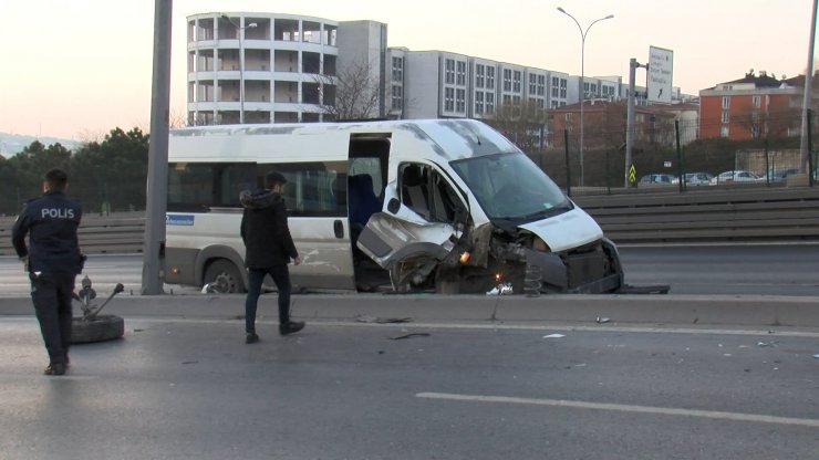 Esenyurt'ta minibüsle otomobil çarpıştı: 8 yaralı 