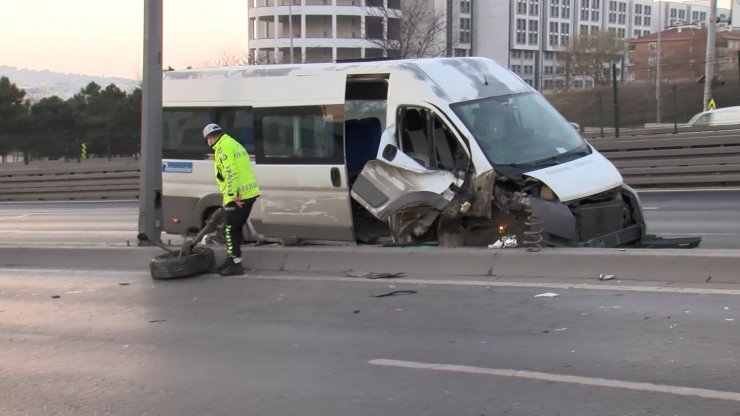 Esenyurt'ta minibüsle otomobil çarpıştı: 8 yaralı 