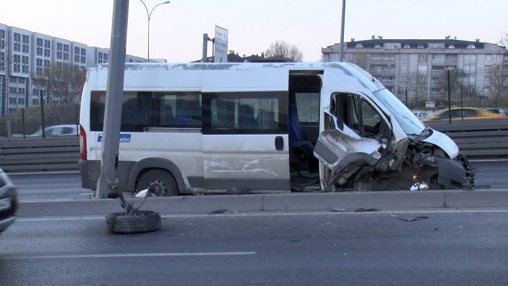 Esenyurt'ta minibüsle otomobil çarpıştı: 8 yaralı 