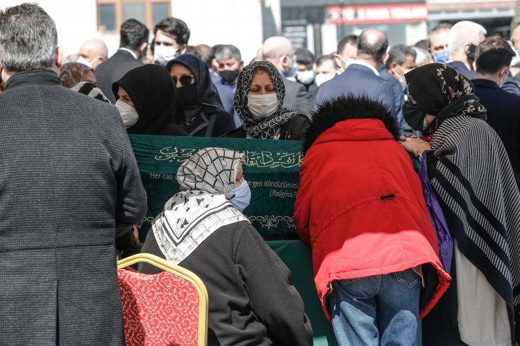 Fotoğraflar//Süleyman Soylu'nun annesi Servet Soylu'nun cenazesi camiye getirildi 