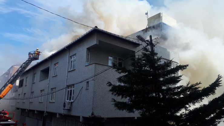 (Geniş haber) Bağcılar'da 2 katlı binanın çatısında yangın 