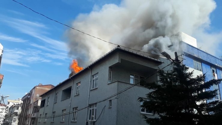 (Geniş haber) Bağcılar'da 2 katlı binanın çatısında yangın 