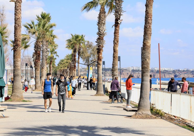 Güneşli hava virüsü unutturdu, sahil ve parklar doldu