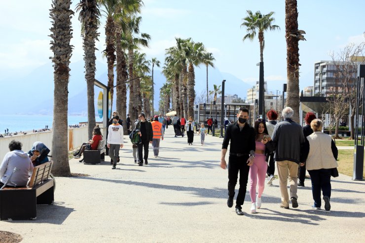 Güneşli hava virüsü unutturdu, sahil ve parklar doldu