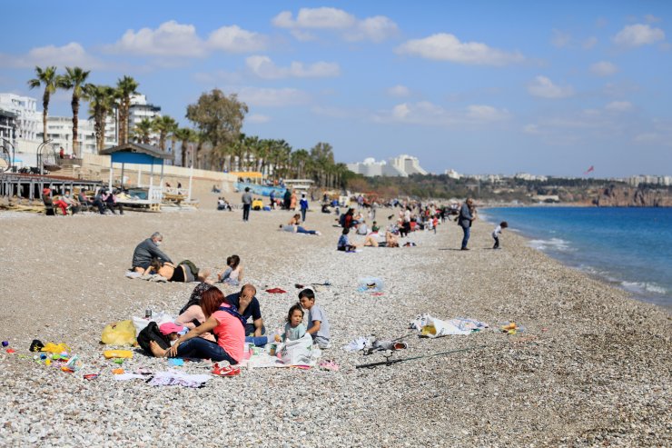 Güneşli hava virüsü unutturdu, sahil ve parklar doldu