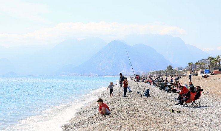 Güneşli hava virüsü unutturdu, sahil ve parklar doldu