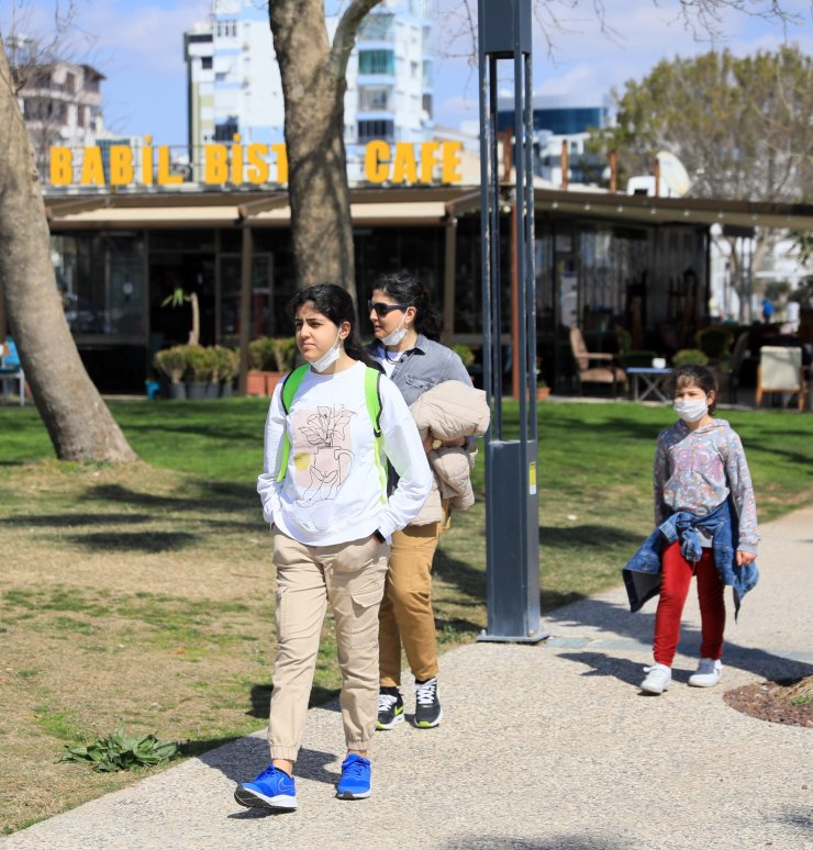 Güneşli hava virüsü unutturdu, sahil ve parklar doldu