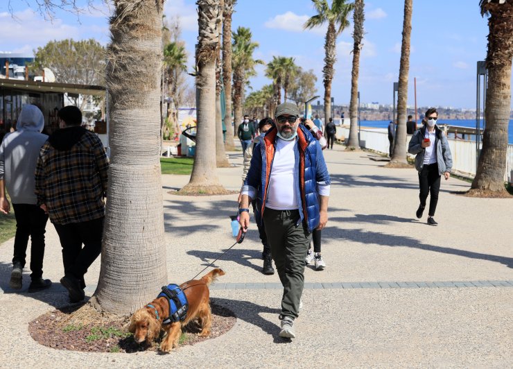 Güneşli hava virüsü unutturdu, sahil ve parklar doldu