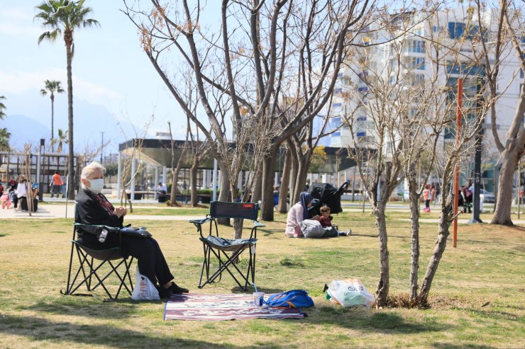 Güneşli hava virüsü unutturdu, sahil ve parklar doldu