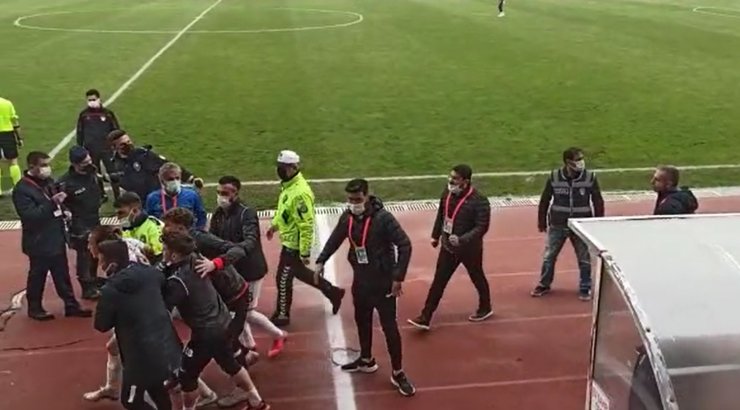 İnegölspor'da futbolcu ile tribündekiler arasında gergin anlar