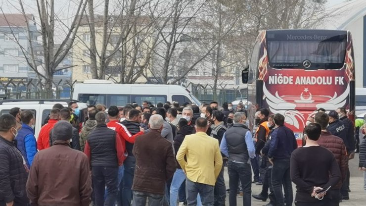 İnegölspor'da futbolcu ile tribündekiler arasında gergin anlar