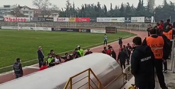 İnegölspor'da futbolcu ile tribündekiler arasında gergin anlar