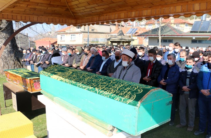 Isparta'da kazada ölen 2 genç toprağa verildi