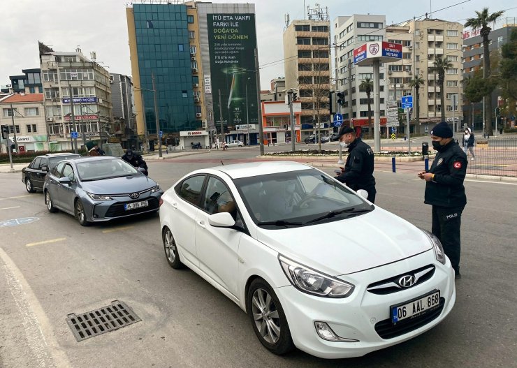 İzmir'de sokağa çıkma kısıtlaması denetimleri sıklaştırıldı