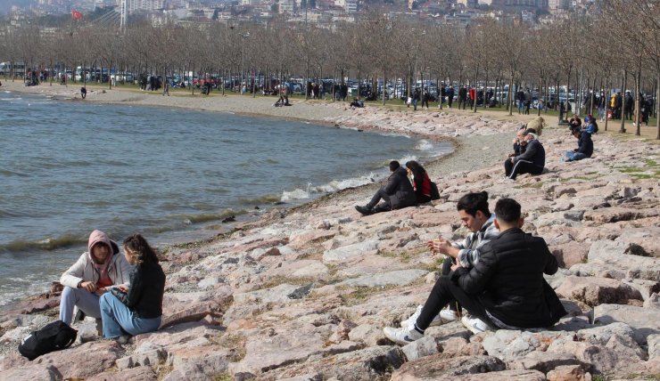 İzmit’te güneşli havayı görenler sahile akın etti