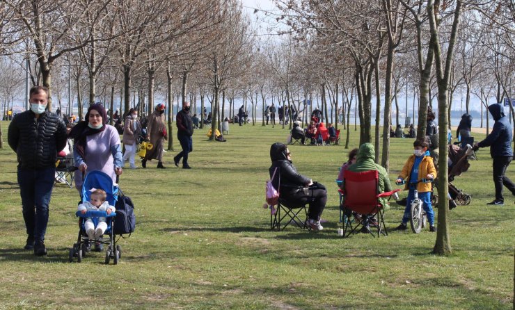 İzmit’te güneşli havayı görenler sahile akın etti