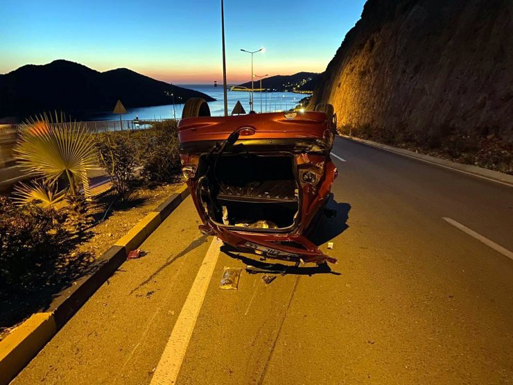 Kayalıklara çarpan otomobilden fırlayan Burcu, öldü