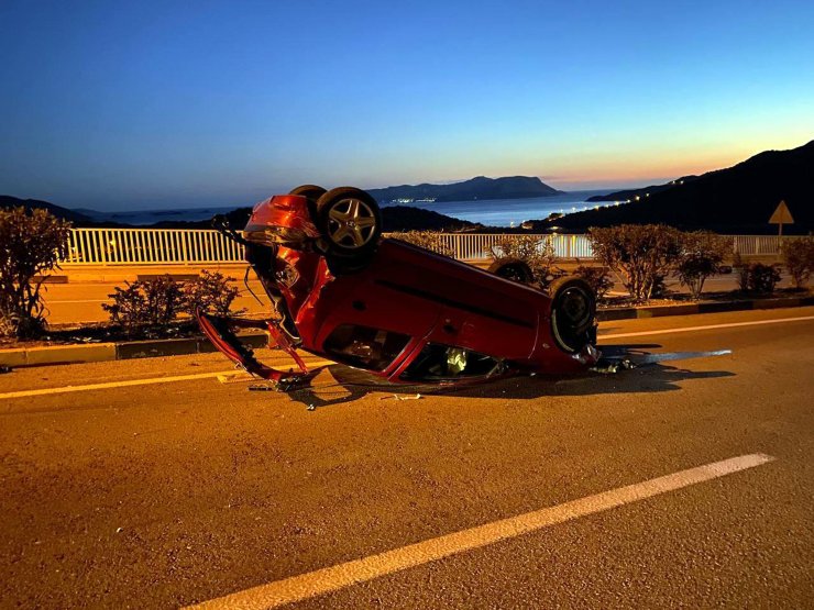 Kayalıklara çarpan otomobilden fırlayan Burcu, öldü