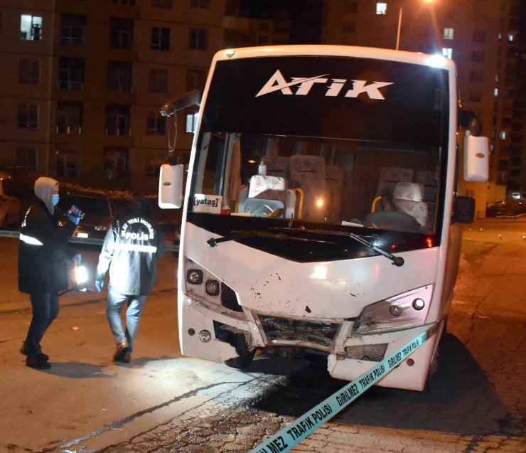 Kayseri'de otomobil ile midibüs çarpıştı: 1 ölü, 4 yaralı