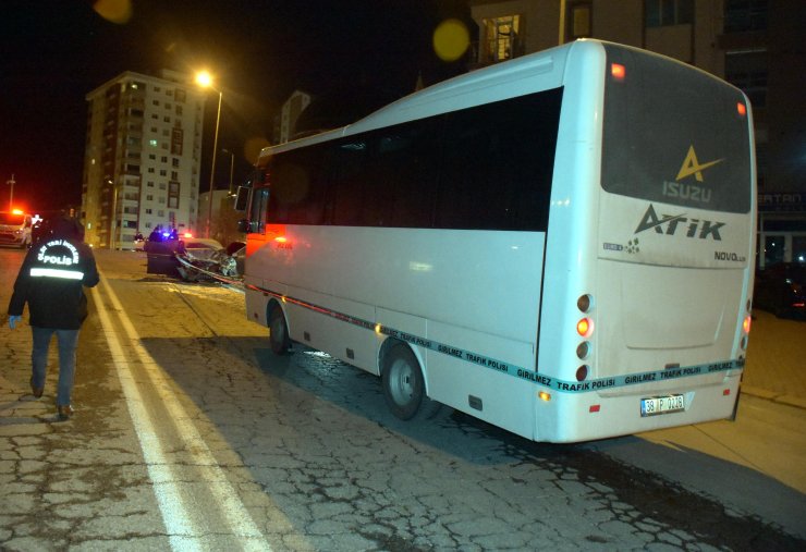 Kayseri'de otomobil ile midibüs çarpıştı: 1 ölü, 4 yaralı