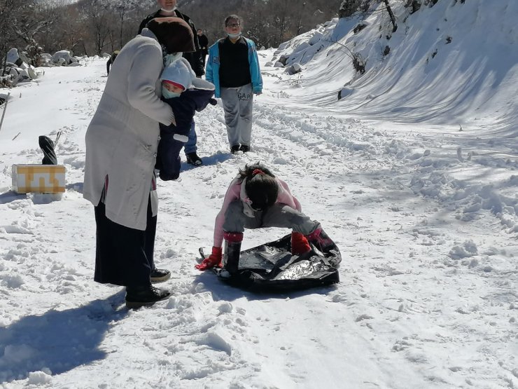 Kırmızı kategorideki Aksaray'da, çocukların 'kar' eğlencesi