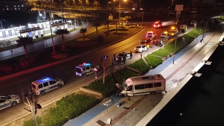 Kontrolden çıkan servis minibüsü devrildi: 2 ağır yaralı