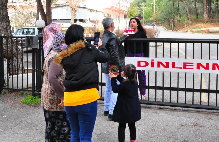 Koronavirüs savaşçısı hemşireye ailesinden sürpriz doğum günü kutlaması