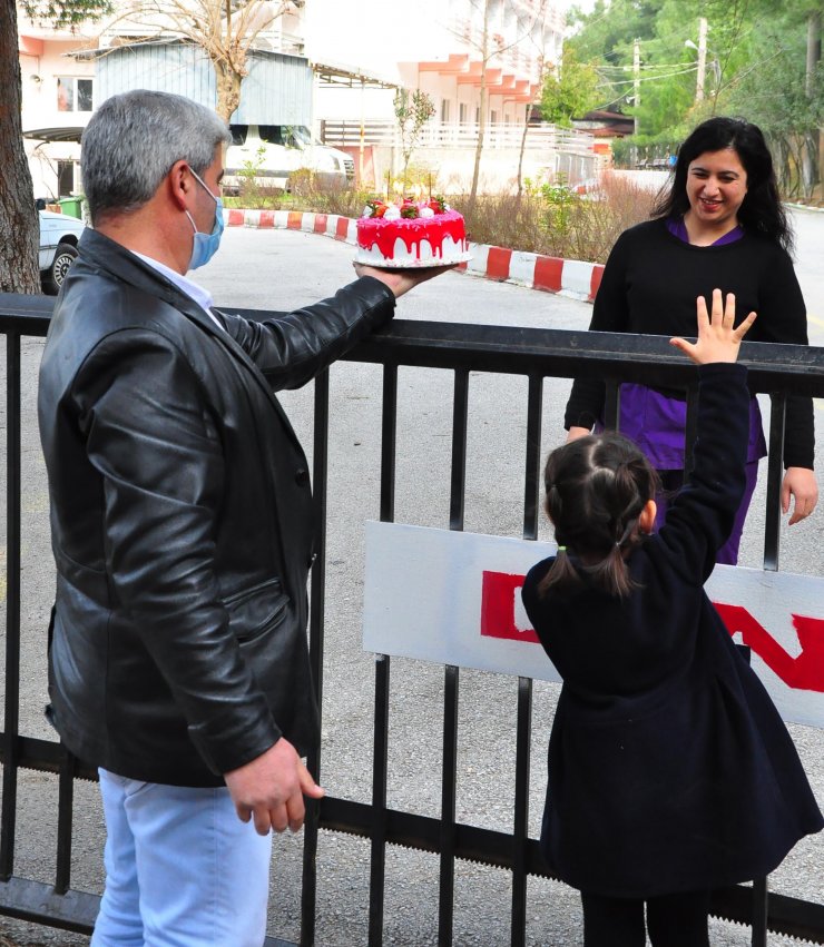 Koronavirüs savaşçısı hemşireye ailesinden sürpriz doğum günü kutlaması