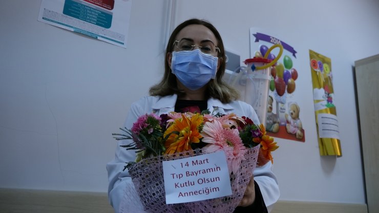 Küçük Tuğçe, filyasyon tulumu giyip doktor annesine sürpriz yaptı