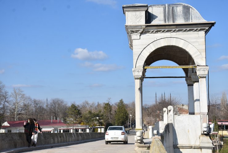 Meriç Köprüsü, tarihi resimleri ve motifleri günümüze taşıyor