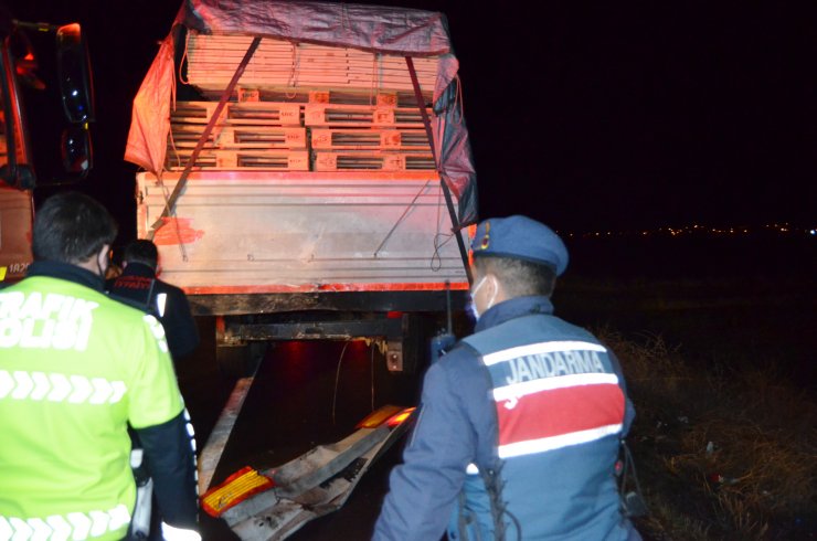 Minibüs, TIR’a arkadan çarptı: 1 ölü, 1 yaralı