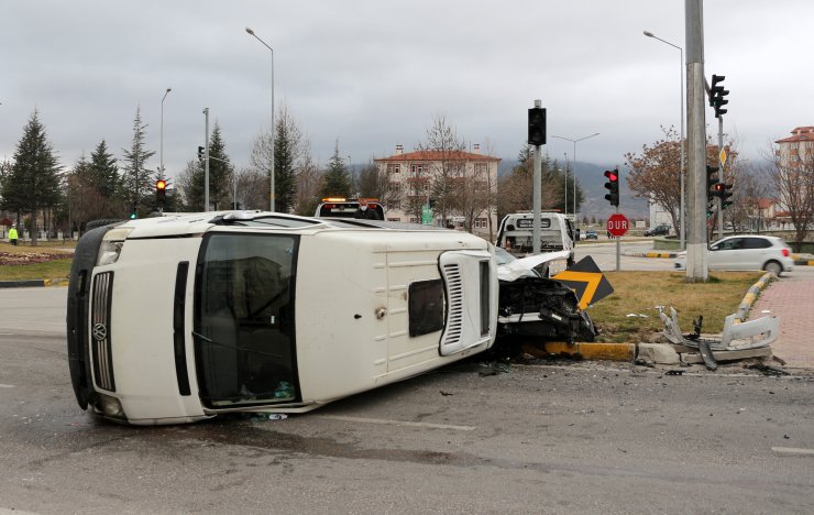 Minibüsle Otomobil Çarpıştı: 6 Yaralı