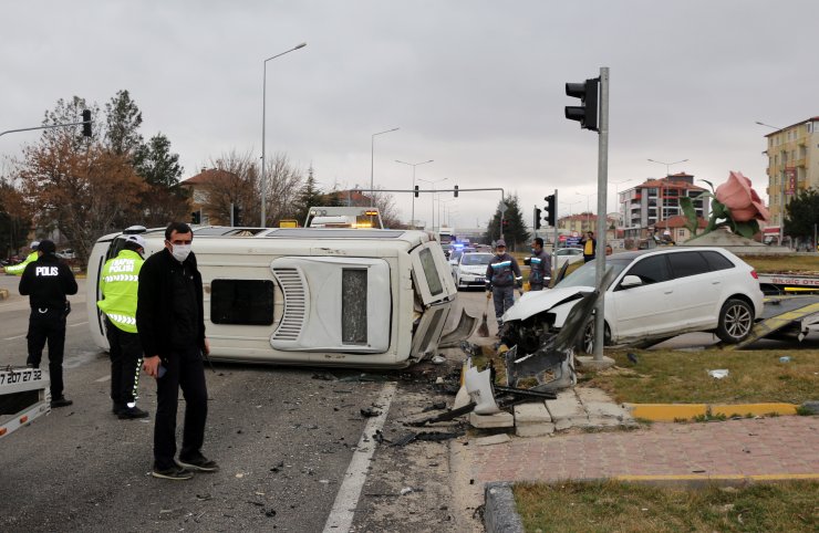 Minibüsle Otomobil Çarpıştı: 6 Yaralı