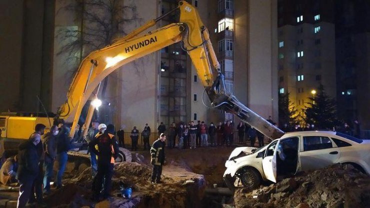 Otomobilin düştüğü çukurda çalışan işçi hayatını kaybetti