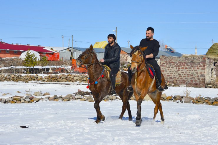 Rahvan atlar yetiştirip, satıyorlar