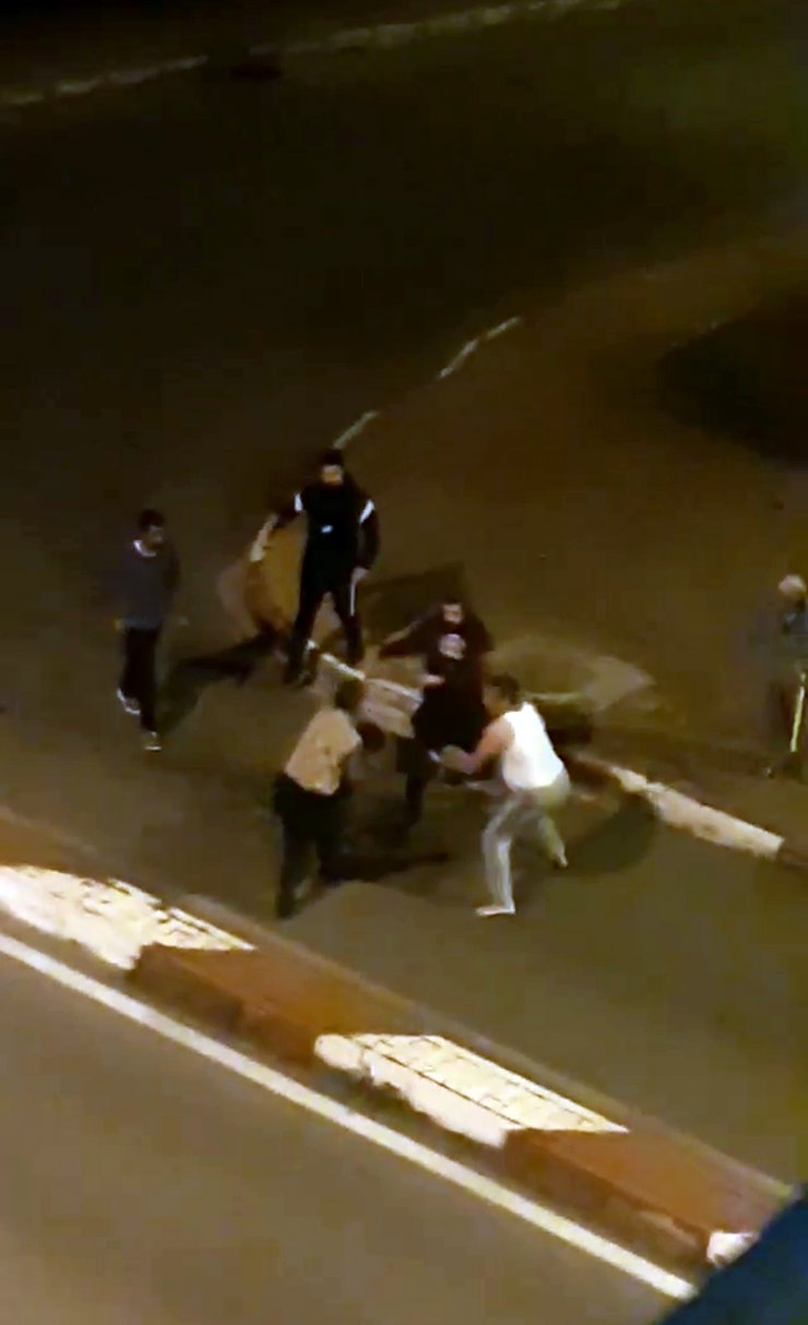Sokak ortasında 5 kişi, bir kişiyi bayıltana kadar dövdü