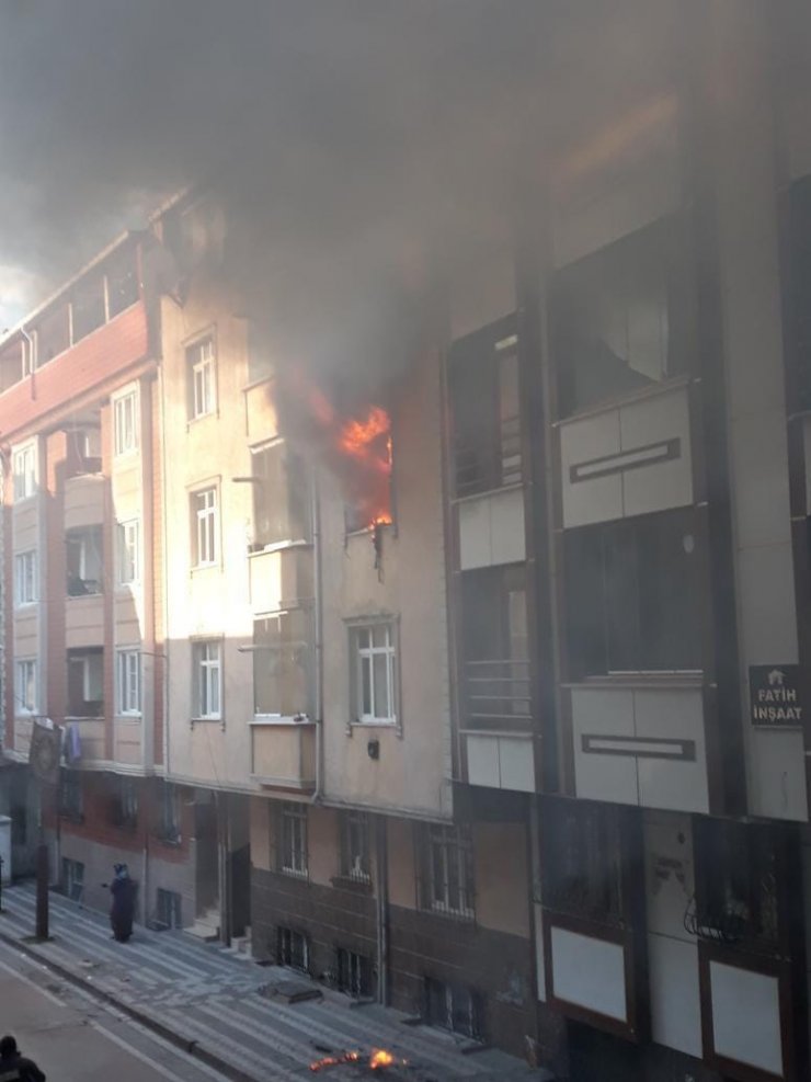 Sultangazi'deki yangında mahsur kalanları itfaiye kurtardı