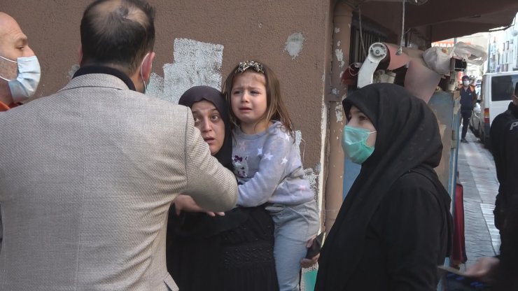 Sultangazi'deki yangında mahsur kalanları itfaiye kurtardı