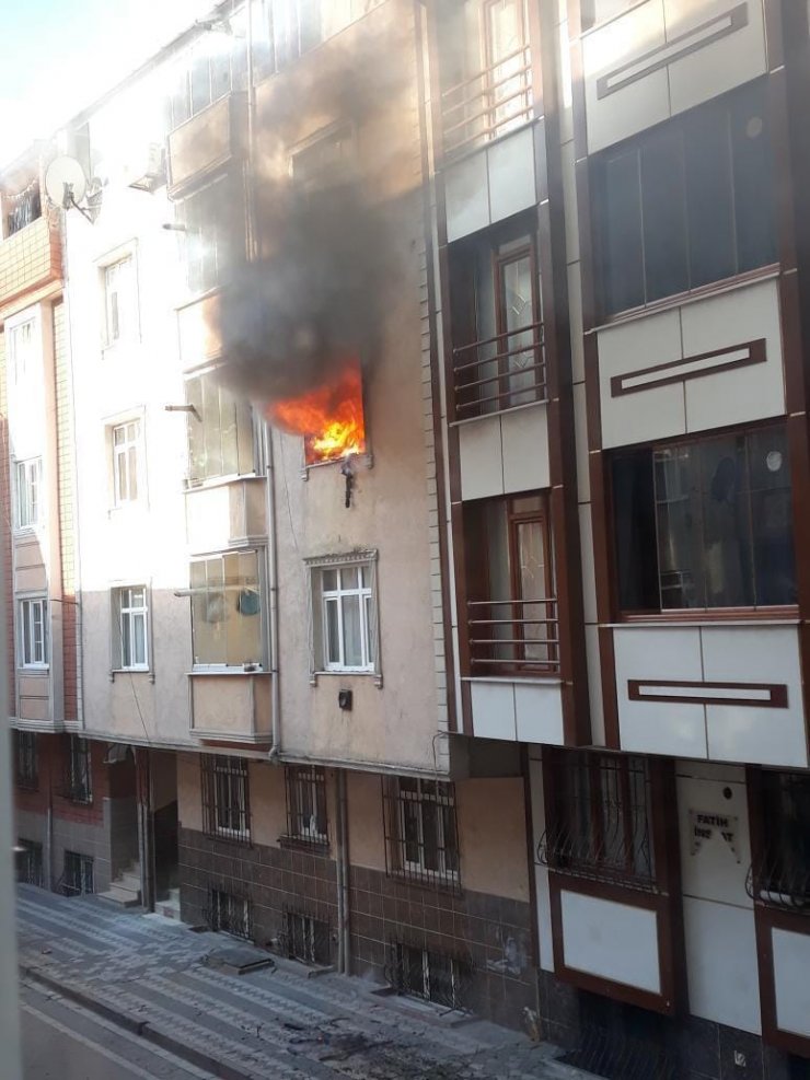 Sultangazi'deki yangında mahsur kalanları itfaiye kurtardı