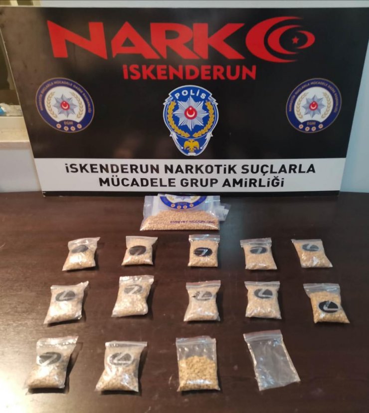 Sürücüsünün 'dur' ihtarına uymadığı otomobilden atılan poşetten uyuşturucu hap çıktı