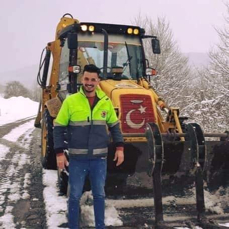 Tamir etmek istediği kepçenin altında kalan operatör hayatını kaybetti