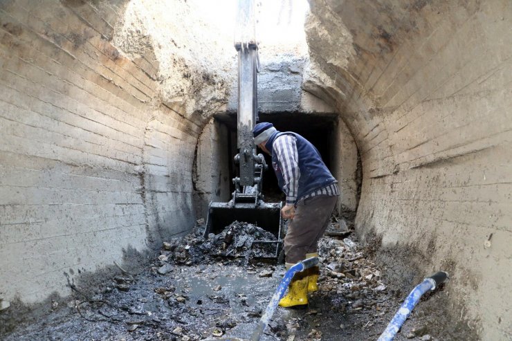 Temizlenen sulama kanalından 137 kamyon atık çıktı