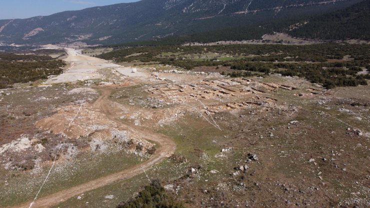 Tünel için yapılan bağlantı yolu çalışmasında 2 bin yıllık yerleşim bulundu