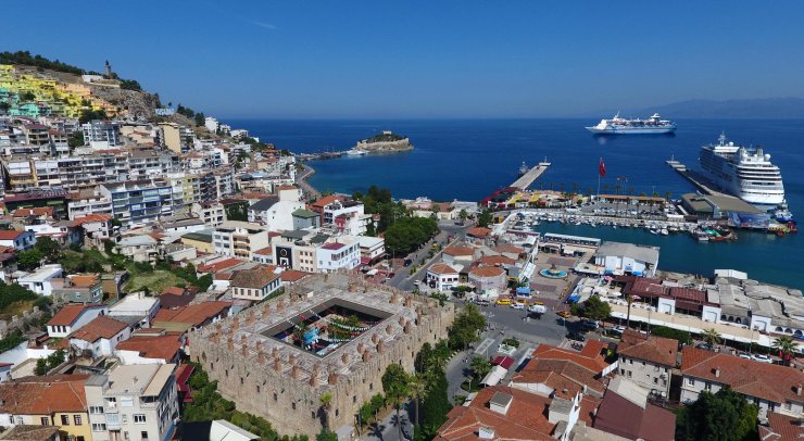 Turizm personeline korona aşısı uygulaması Kuşadası'nda sevinçle karşılandı